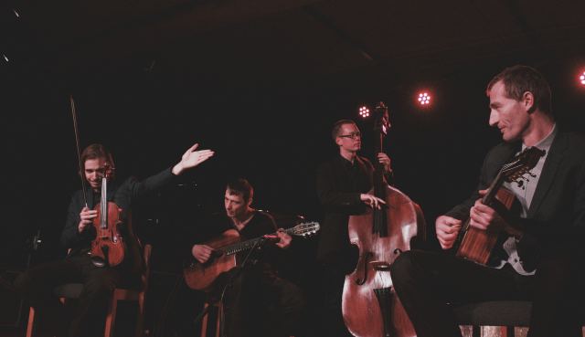 Canarro - swing kvartett a sz&iacute;npadon